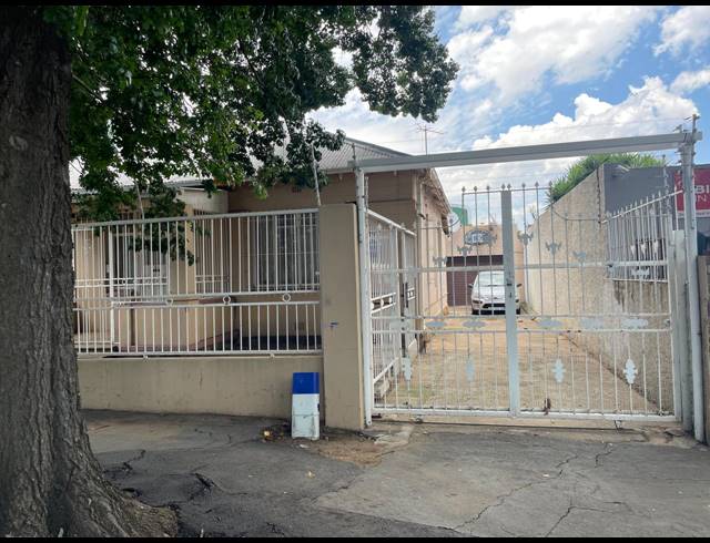 3 bed property for sale in REGENTS PARK